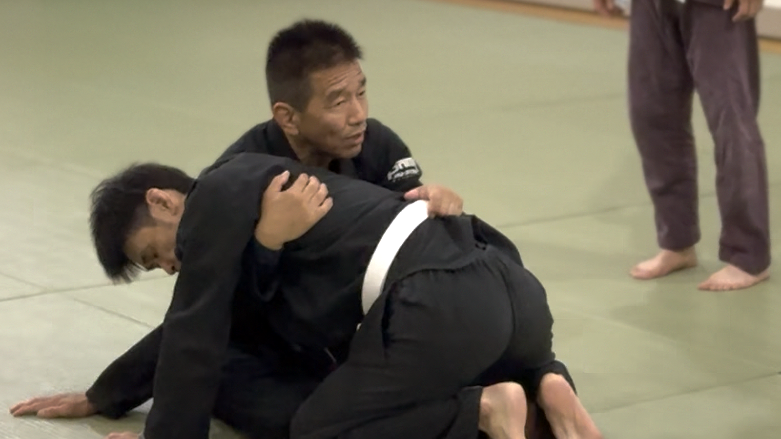 柔術を指導する大原道広